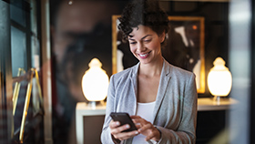 card-sm-agent Woman smiling on the phone